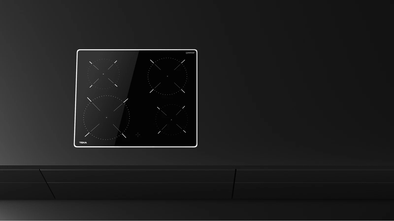 Una placa de cocina de vidrio negro con cuatro quemadores, contornos blancos. El fondo es una encimera y pared negras.