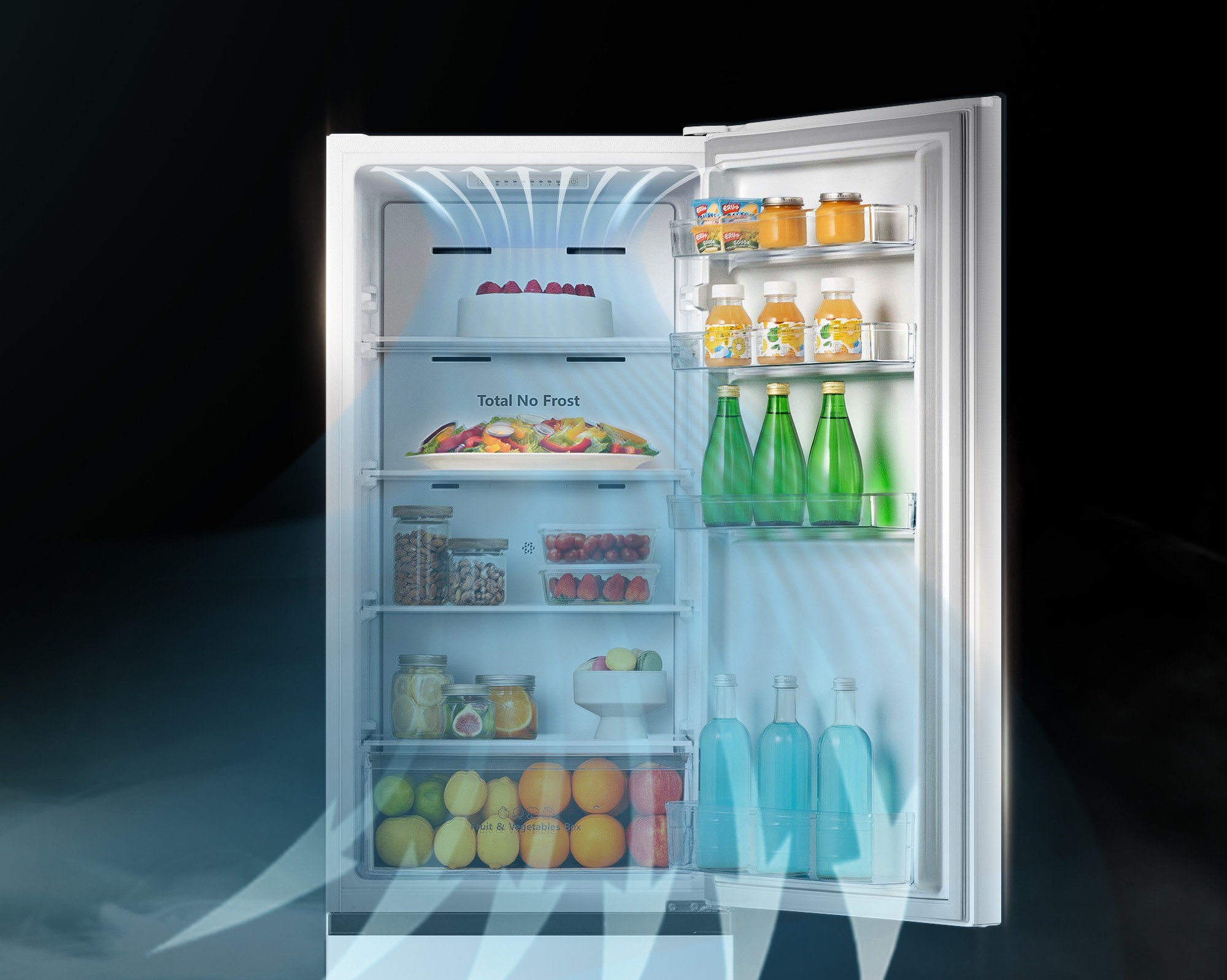 Refrigerador abierto lleno de alimentos: frutas, verduras, frascos, botellas. Interior blanco, luces azules. Fondo negro.