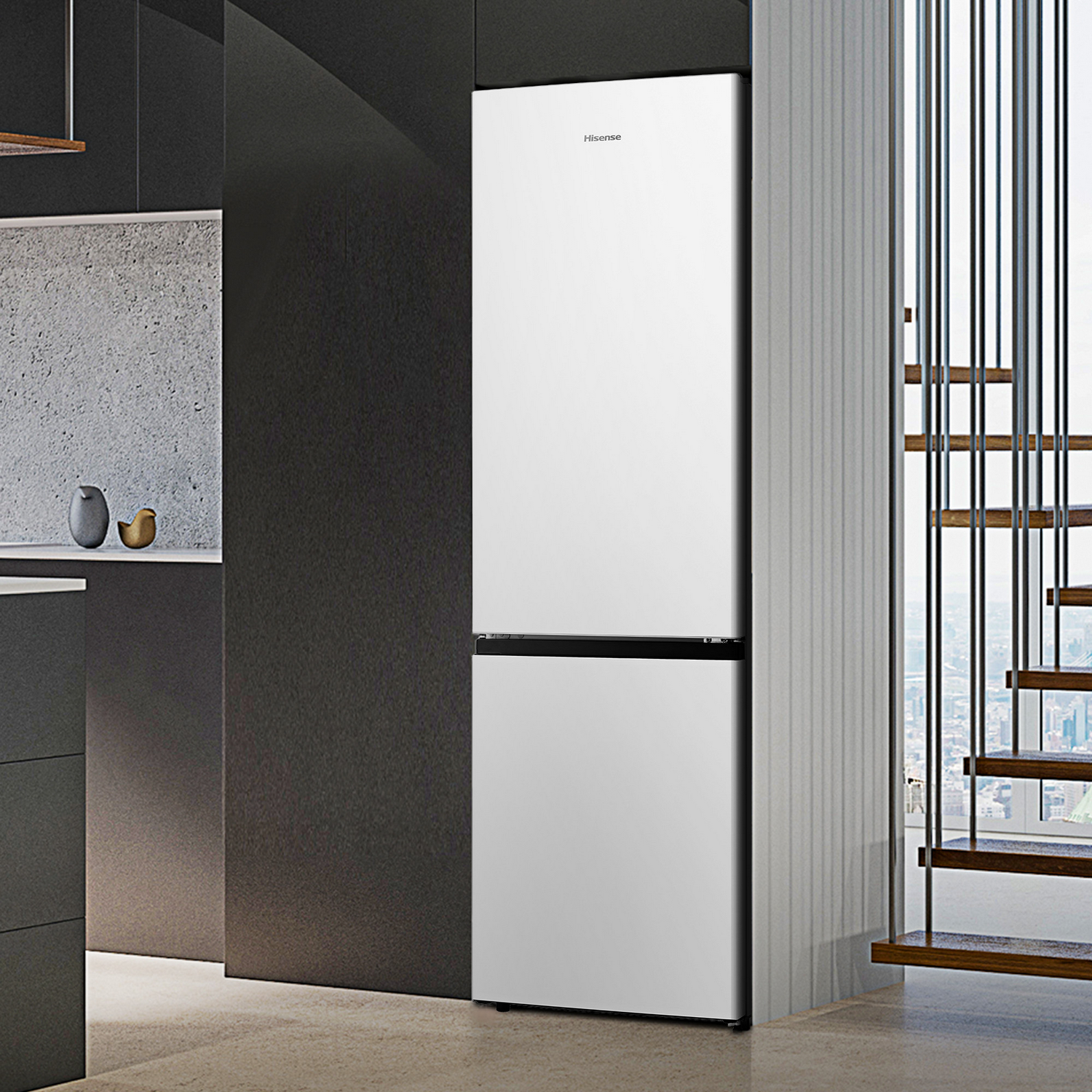 Un refrigerador Hisense blanco en una cocina moderna. Una escalera y vistas de la ciudad son visibles fuera de la ventana.