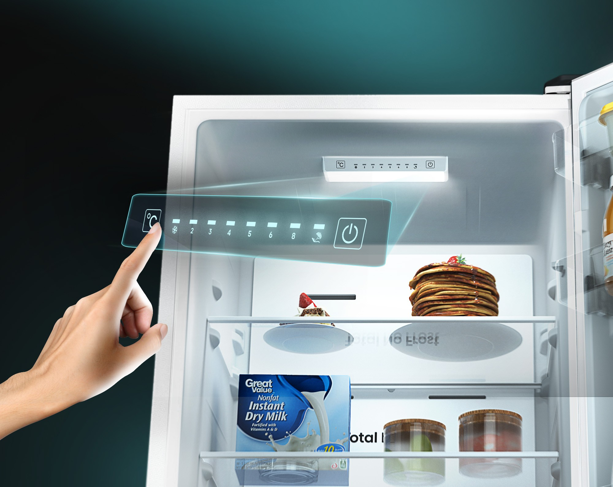 Una mano toca un panel de control del refrigerador. Dentro, panqueques, una rebanada de pastel, leche y frascos.