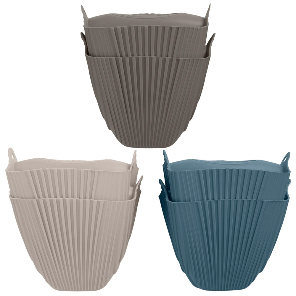 Tres pilas de dos macetas texturizadas y acanaladas en gris, beige y azul. Cada maceta tiene asas.