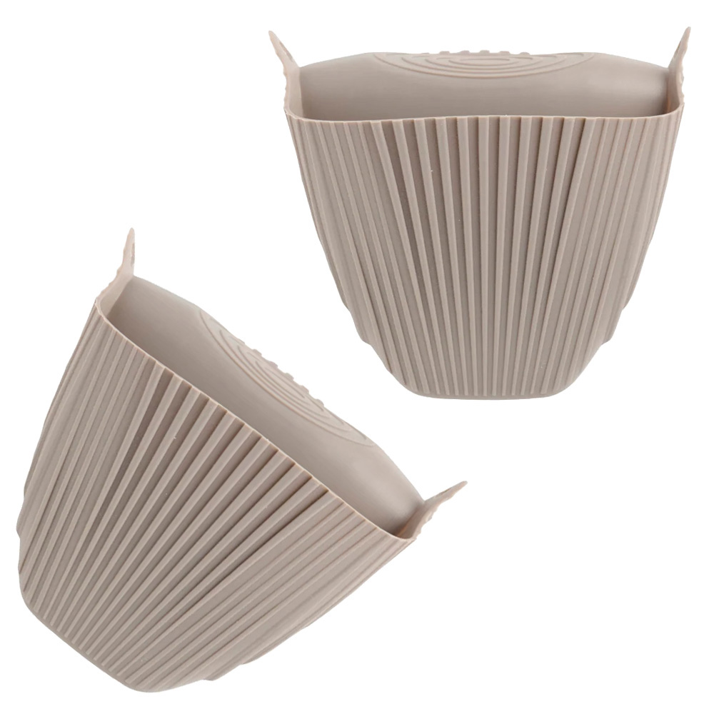 Se muestran dos portavasos de silicona beige acanalados. Cada uno tiene asas en la parte superior y forma cónica. Están aislados sobre blanco.