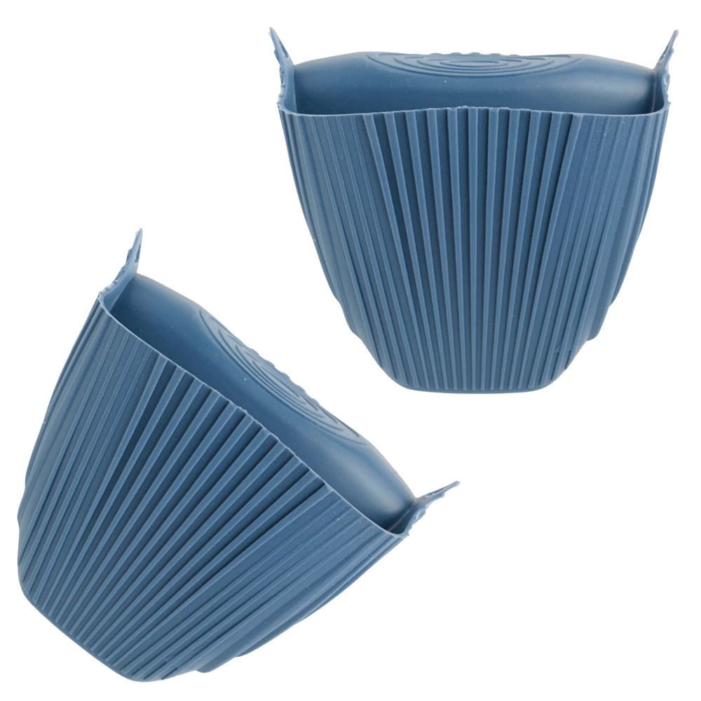 Dos soportes azules de silicona para tazas. Cada uno tiene un exterior acanalado y asas pequeñas. Uno está inclinado, el otro vertical.