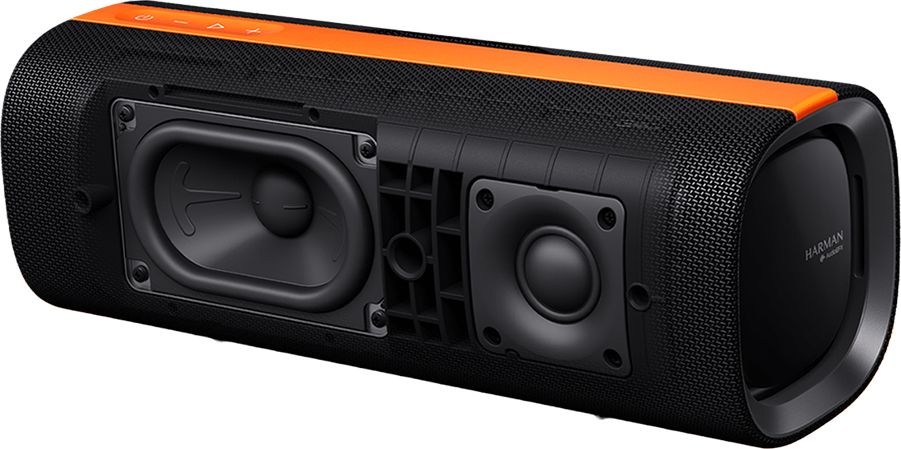 Altavoz portátil negro y naranja. Tiene dos altavoces visibles, uno grande y otro pequeño. Logotipo de Harman.