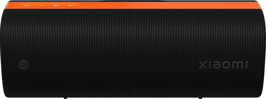 Altavoz cilíndrico negro con parte superior naranja. Tiene botones de volumen y encendido. Logotipo de Xiaomi visible.