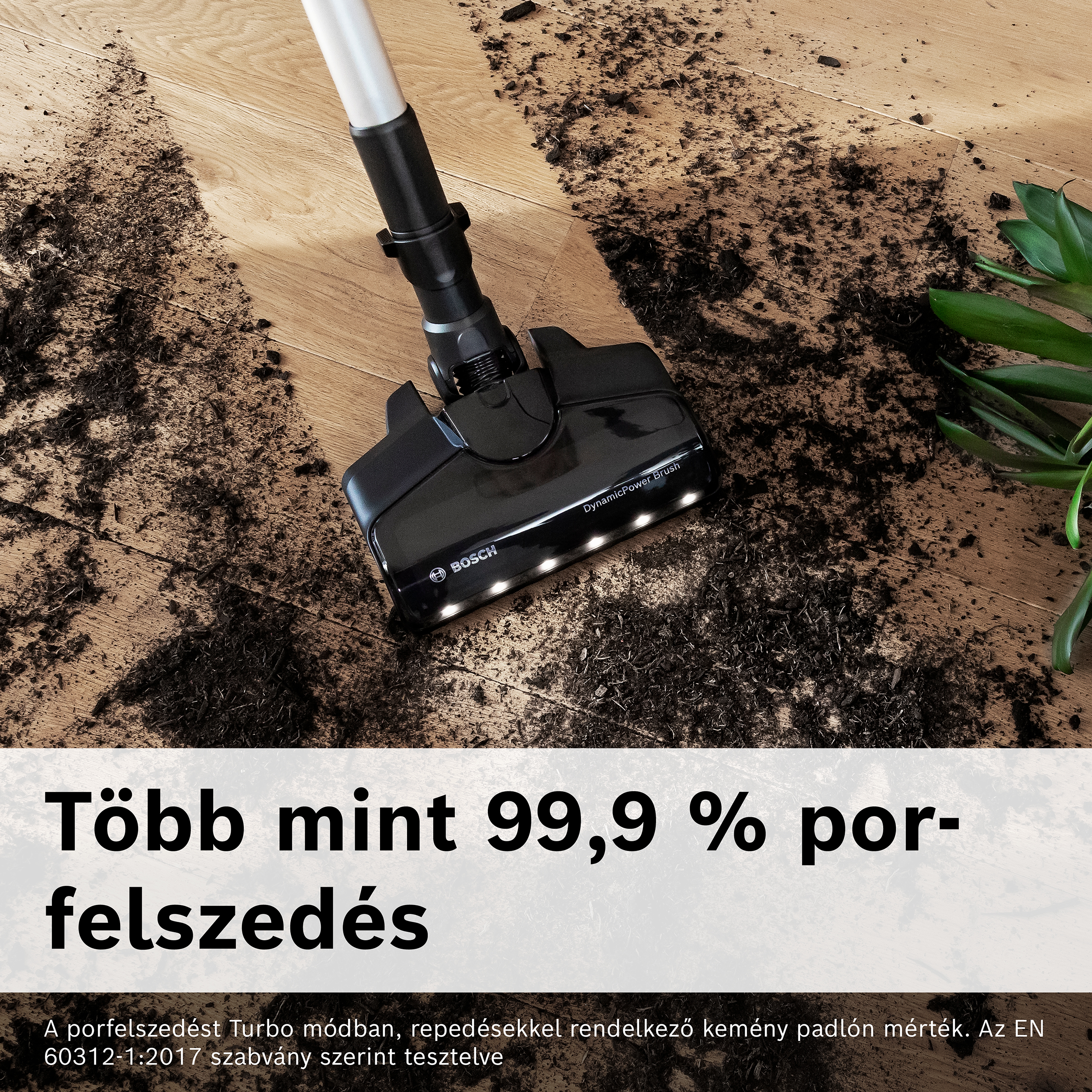 Egy fekete Bosch porszívófej tisztítja a szennyeződést a fa padlón. Az alatta lévő szöveg: 'Több mint 99,9% porfelszedés'.
