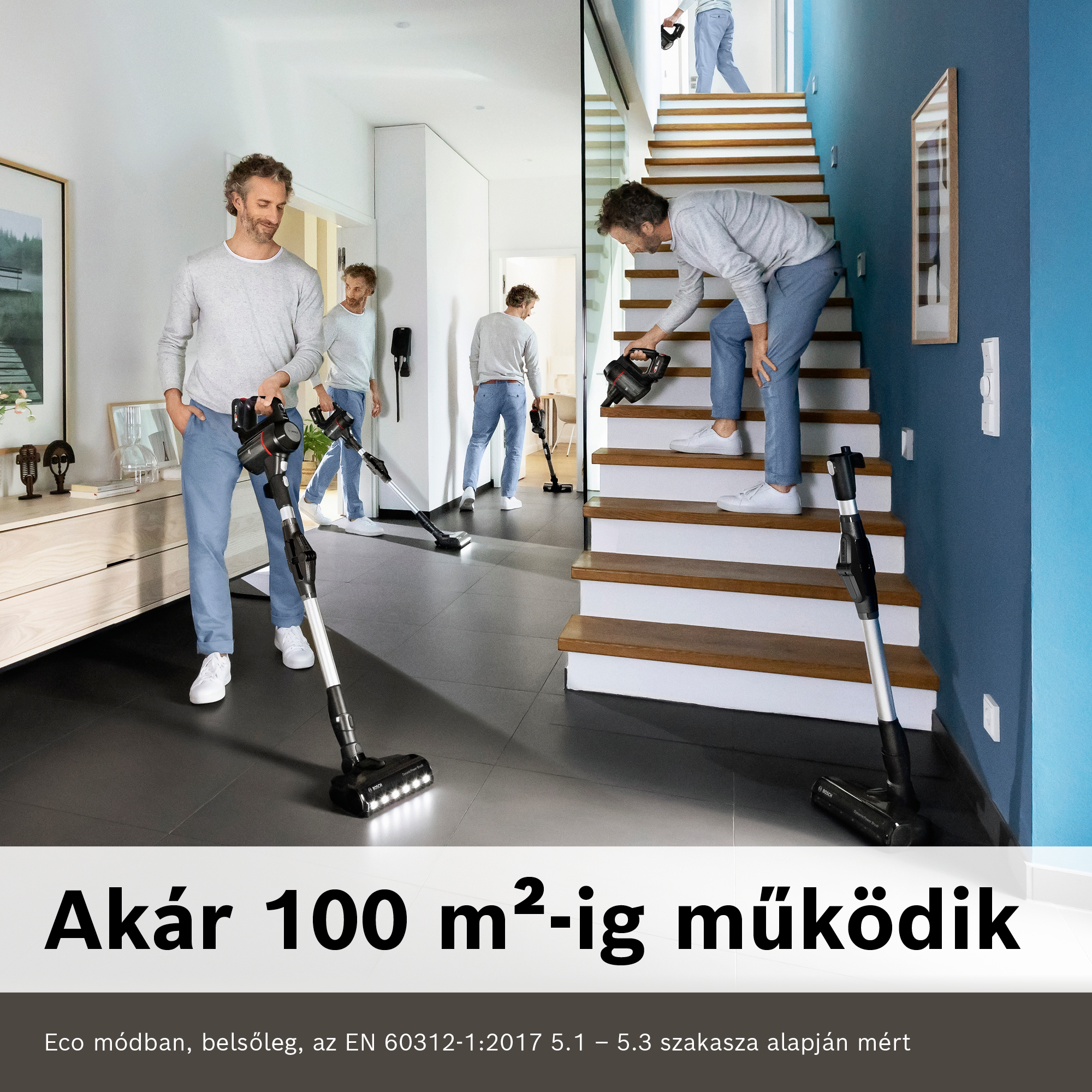 Egy férfi porszívózik a padlón, a lépcsőn. Egy másik férfi a háttérben porszívózik. Szöveg: Akár 100 m²-ig működik.