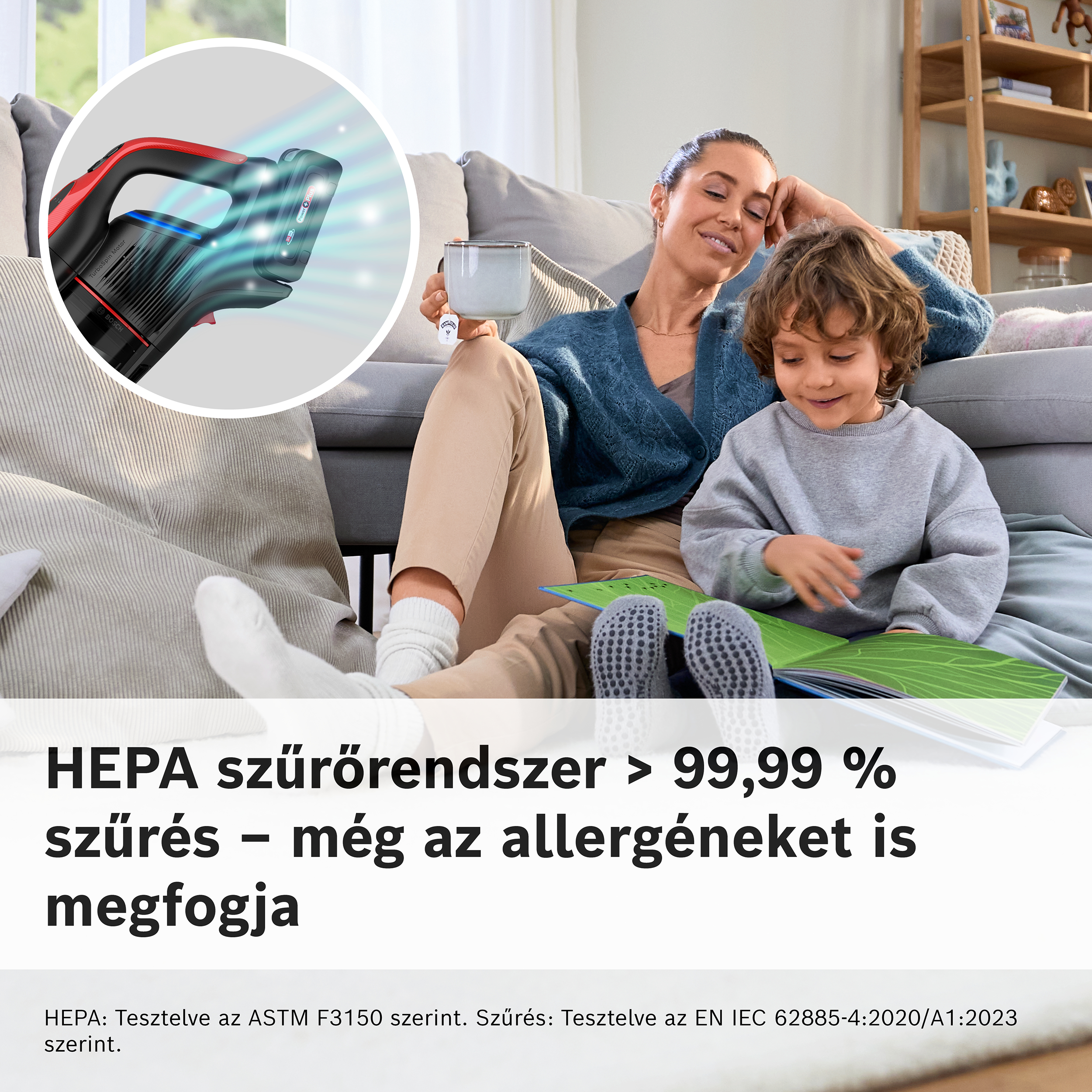Nő és gyerek könyvet olvas a kanapén, porszívó a sarokban. Szöveg a HEPA szűrőről.