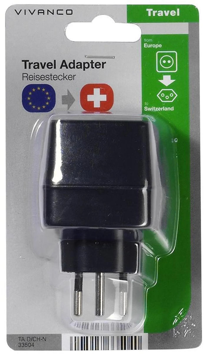 Reiseadapter in einer Verpackung. Er ist schwarz und hat drei Stifte. Die Verpackung zeigt europäische und Schweizer Symbole.