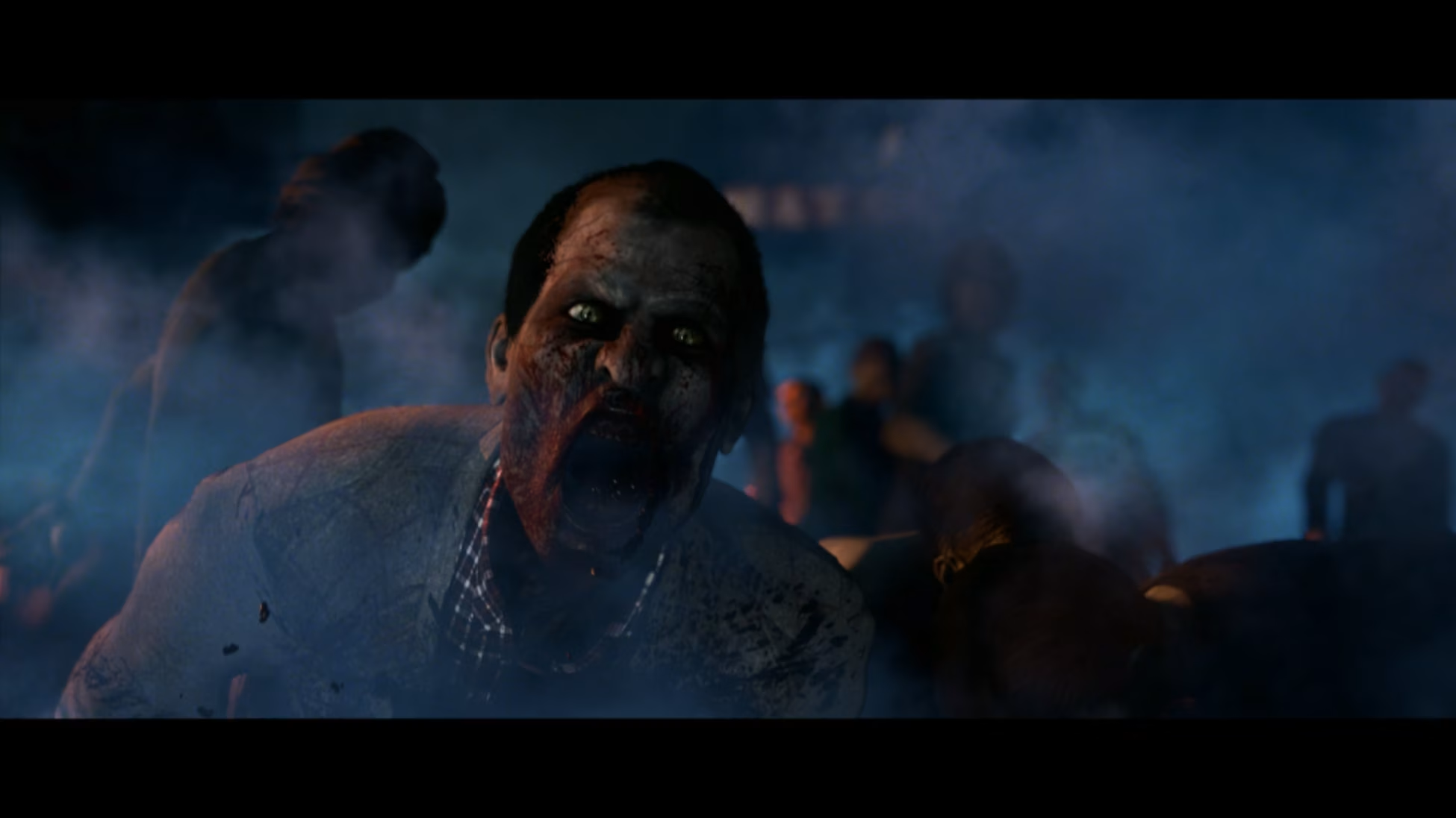 Un zombie avec une bouche ouverte et du sang. D'autres zombies et des gens en arrière-plan, avec une atmosphère sombre et enfumée.