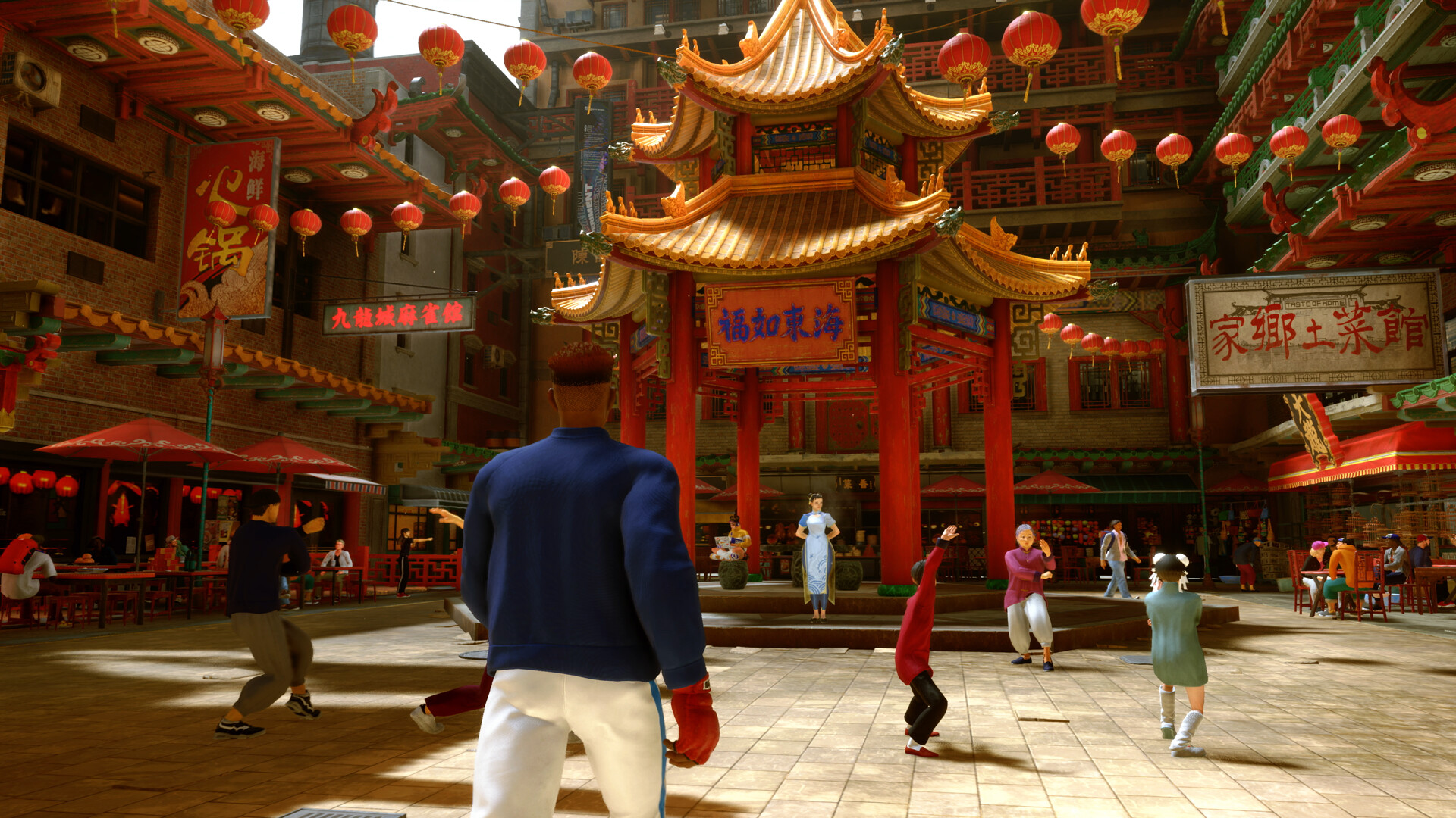 Ein geschäftiger chinesischer Stadtplatz mit einer Pagode, roten Laternen und Menschen in verschiedenen Posen. Gebäude mit chinesischen Schriftzeichen sind sichtbar.
