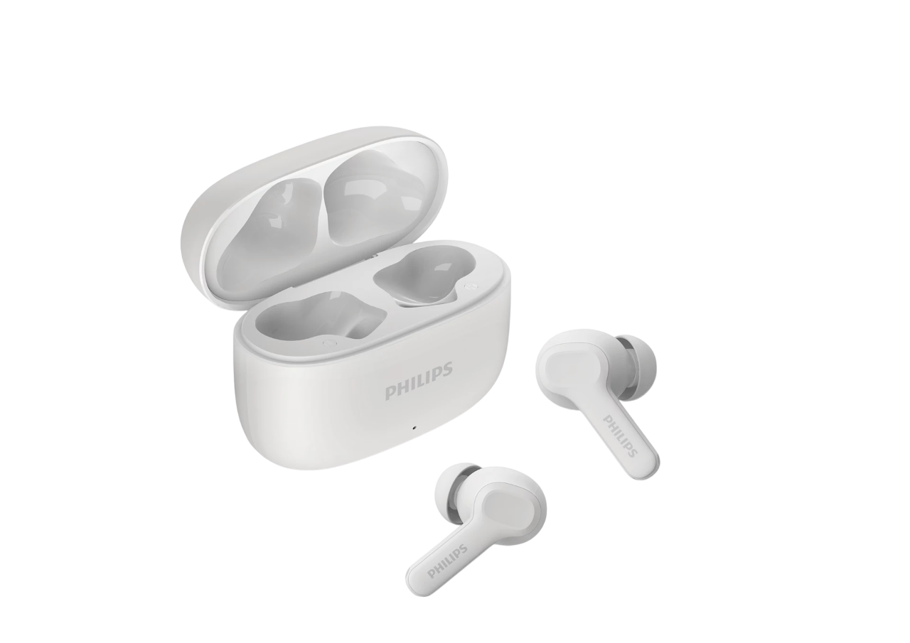 Siyah zemin üzerinde beyaz Philips kulaklıklar ve şarj kutusu. Kutu açık ve iki kulaklık dışarıda.