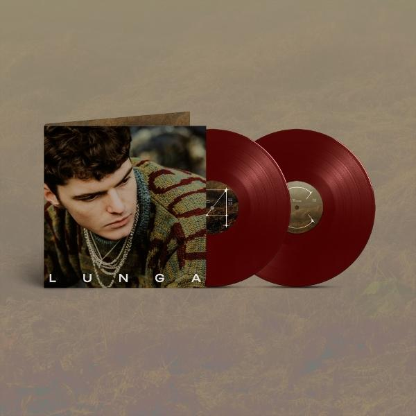 Das Albumcover zeigt einen Mann mit lockigem Haar und einem Pullover. Rechts befinden sich zwei rote Schallplatten. Das Wort LUNGA ist geschrieben.