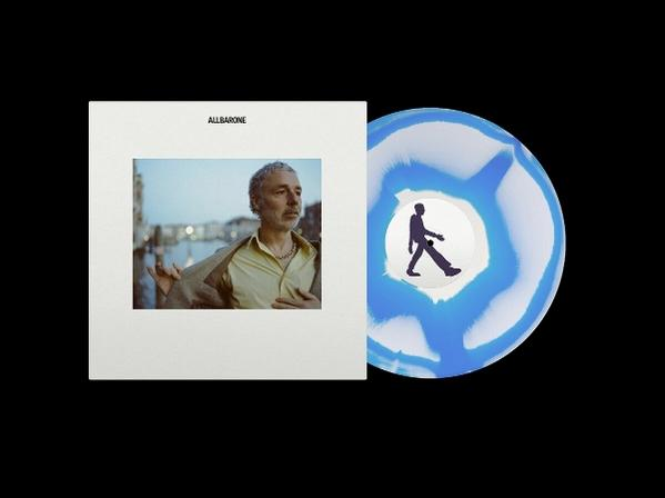Albumcover: Mann im Jackett, Stadt im Hintergrund. Schallplatte: blau und weiß mit einer laufenden Silhouette.