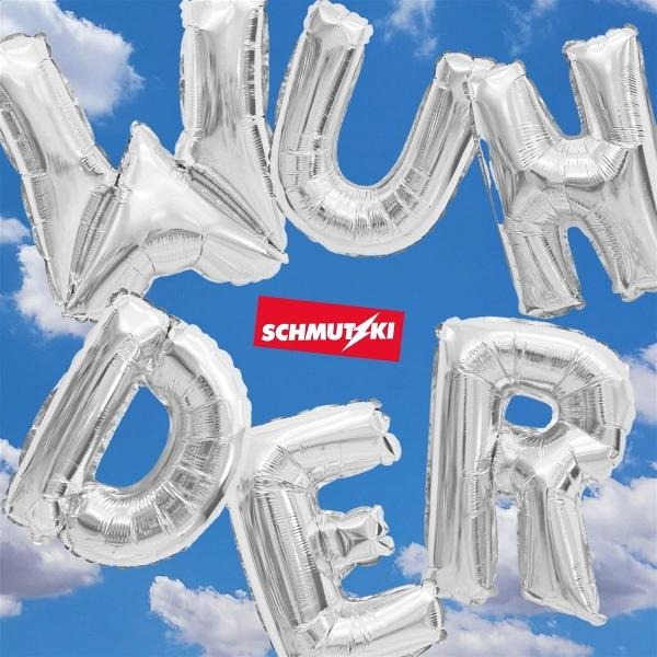 Silberne Buchstabenballons mit der Aufschrift 'WUNDER' vor blauem Himmel mit Wolken. Ein rot-weißes 'SCHMUTZKI'-Logo in der Mitte.