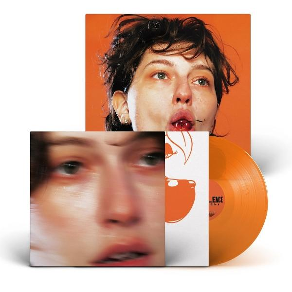 Albumcover: Frau mit Kirsche im Mund, orangener Hintergrund. Schallplatte rechts, verschwommenes Gesicht links.