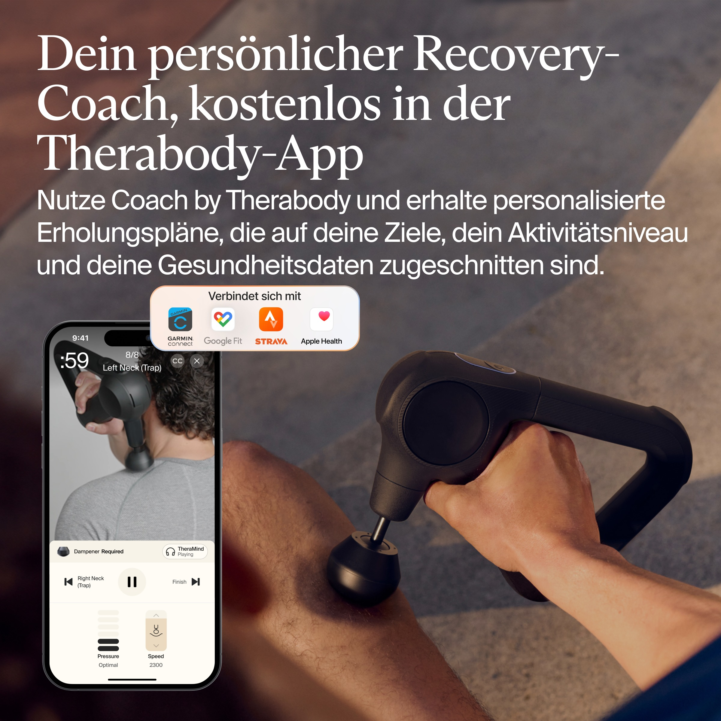 Eine Person verwendet eine schwarze Massagepistole an ihrem Bein. Ein Telefon zeigt eine App-Oberfläche.