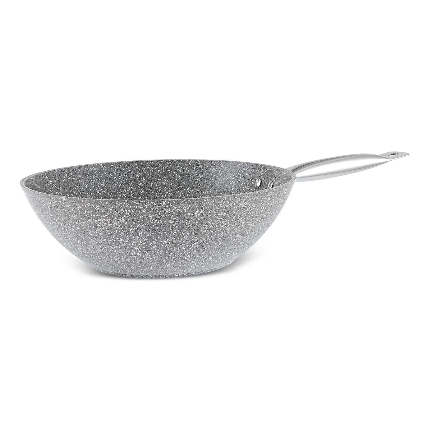 Beyaz bir arka plan üzerinde gümüş saplı gri benekli bir wok tava. Tava boş ve yemek pişirmeye hazır.
