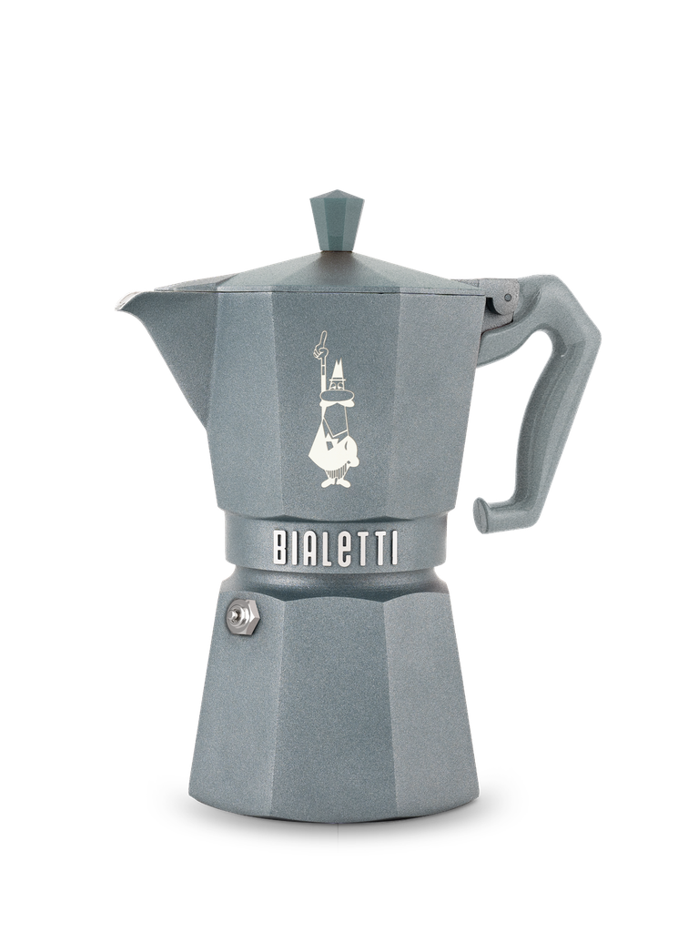 Eine graue Bialetti-Mokakanne. Sie hat einen dreieckigen Griff, einen Deckel mit einem kleinen Knopf und ein weißes Logo eines Mannes mit Schnurrbart.