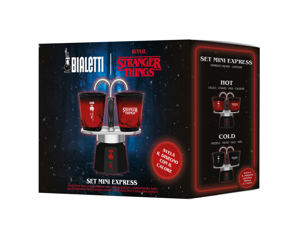 Ein Bialetti Stranger Things Espresso-Set. Die Box zeigt das Set, einschließlich Tassen und einer Kaffeemaschine, mit dem Stranger Things-Logo.