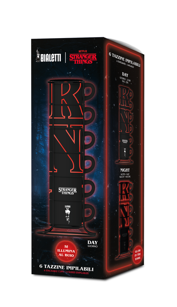 Box-Set mit Stranger Things-Tassen. Schwarze Tassen mit roter Schrift sind in einem Metallständer gestapelt. Box hat rote Neonumrisse.
