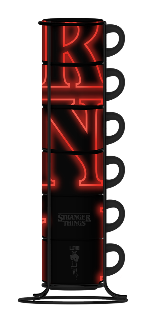 Ein schwarzes Bechersatz mit dem Wort 'Stranger Things' in roter Neon-Schrift auf einem schwarzen Metallständer. Enthält ein Bialetti-Logo.
