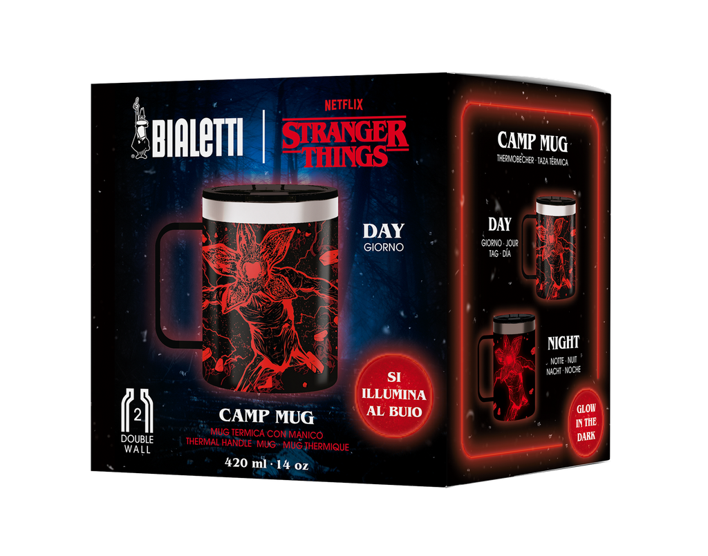 Eine Stranger Things-Camping-Tasse in einer Box. Sie hat einen schwarzen Hintergrund mit roter Demogorgon-Kunst. Auf der Box steht 'Glow in the dark'.