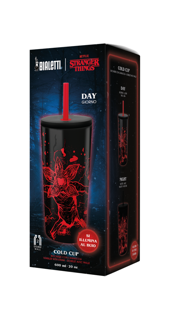Ein schwarzer Stranger Things Cold Cup mit rotem Strohhalm. Er leuchtet im Dunkeln. Der Becher zeigt einen Demogorgon und das Logo der Serie.