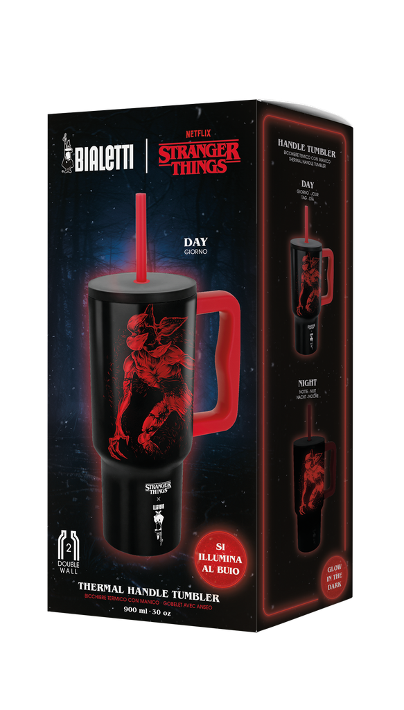 Schwarzer 'Stranger Things'-Becher mit rotem Griff und Strohhalm. Die Box zeigt Bilder des Bechers und des Logos der Serie.