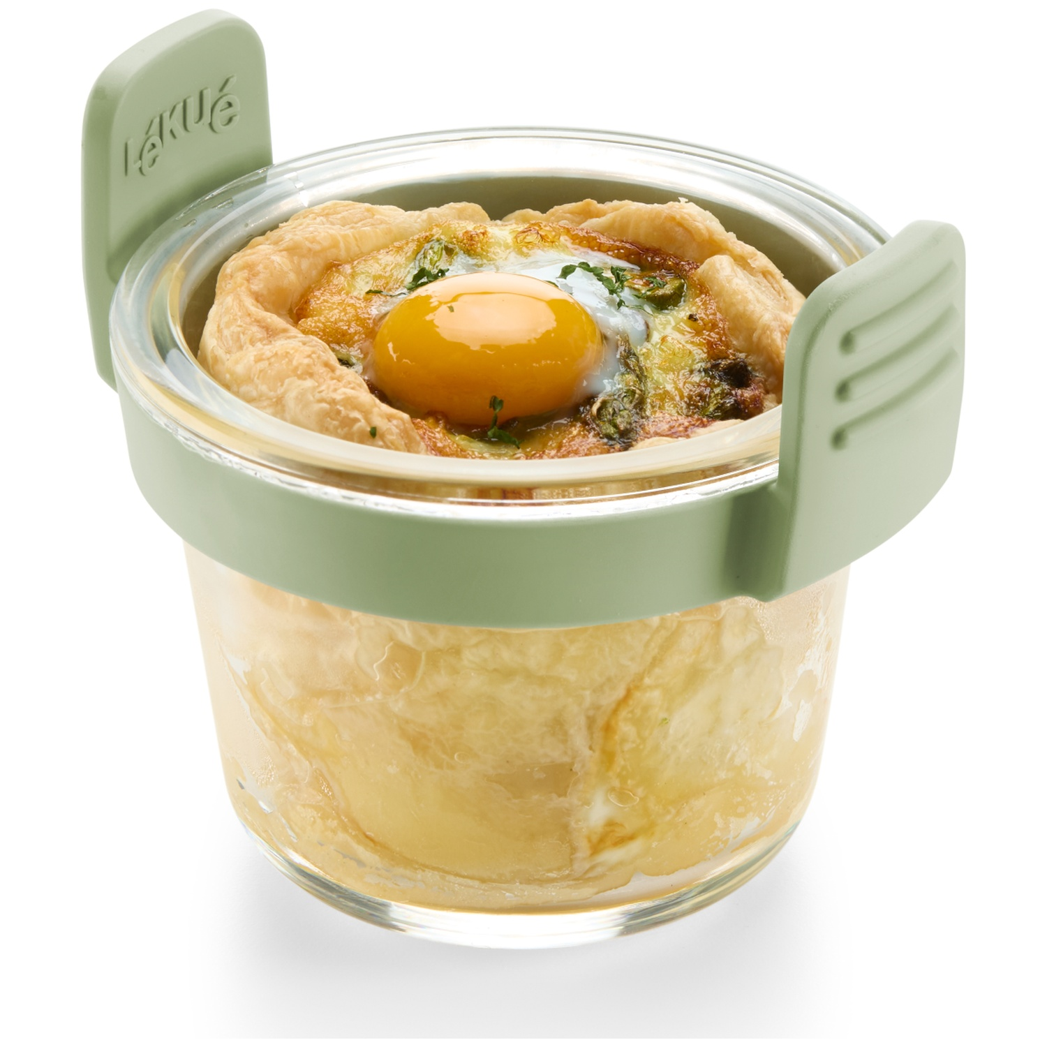 Een eiergerecht in een glazen bak met groene handvatten. De dooier is heldergeel.