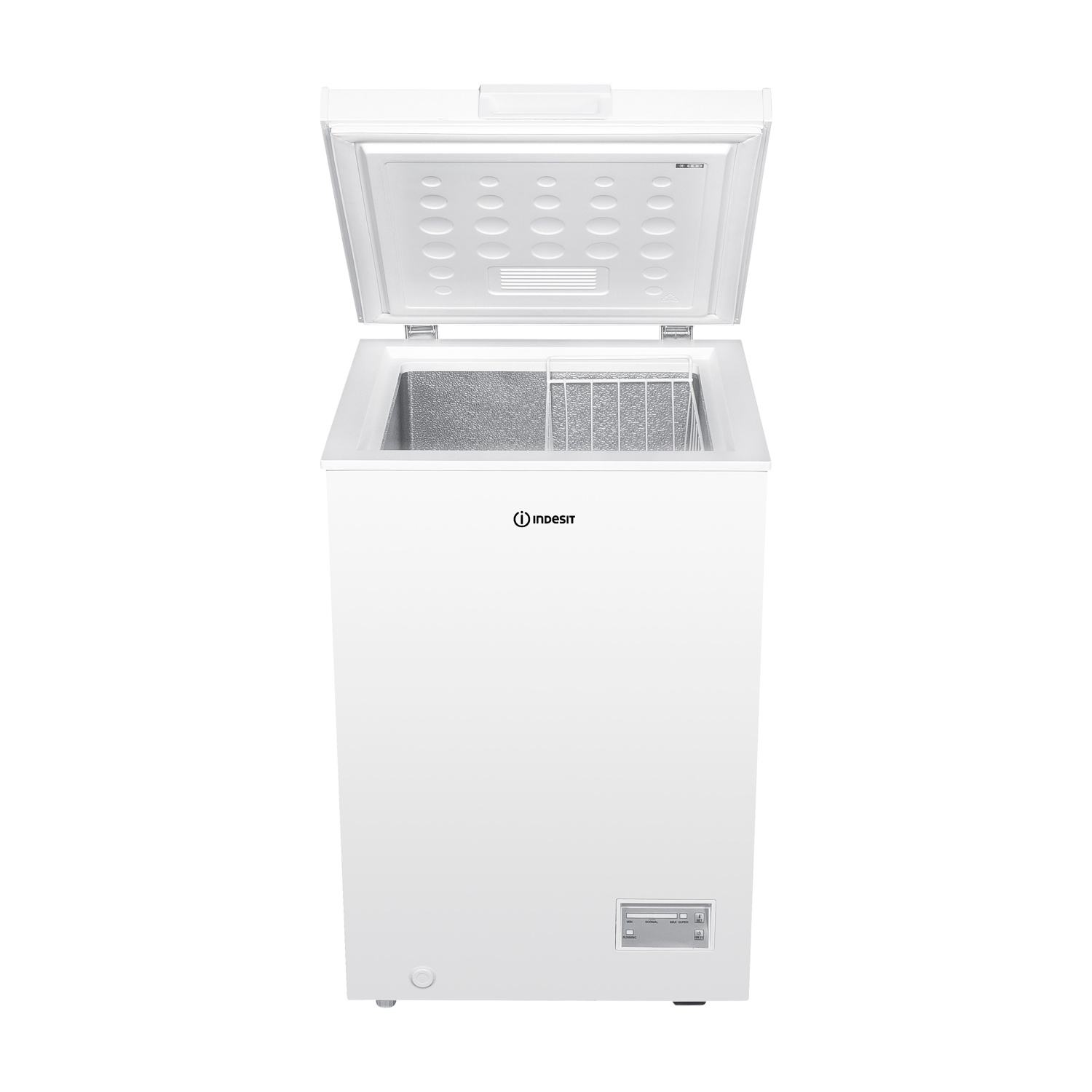 Un congelatore a pozzetto Indesit bianco con il coperchio aperto. L'interno è visibile, compreso un cestello in filo metallico. Lo sfondo è bianco.