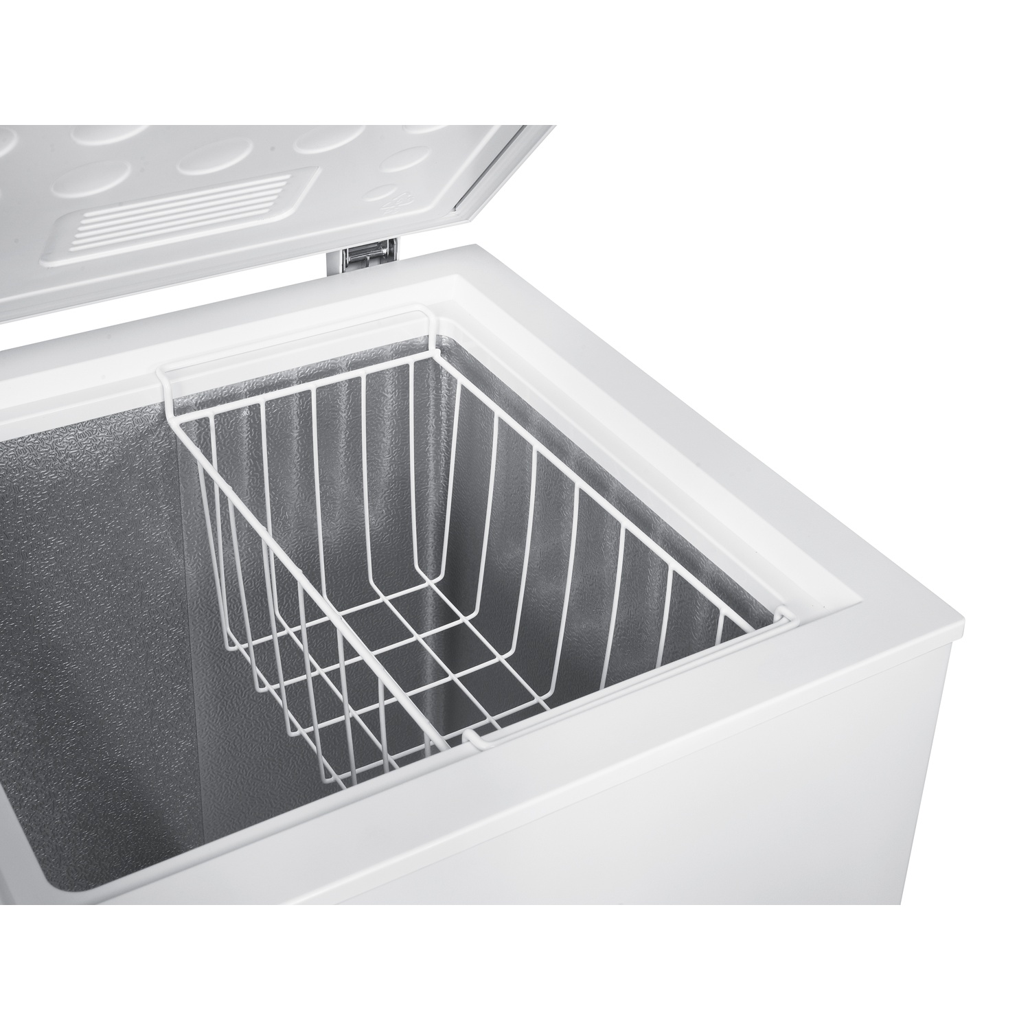Congelatore a pozzetto bianco aperto con un cestello in filo metallico all'interno. Il coperchio è aperto, rivelando l'interno e il cestello.