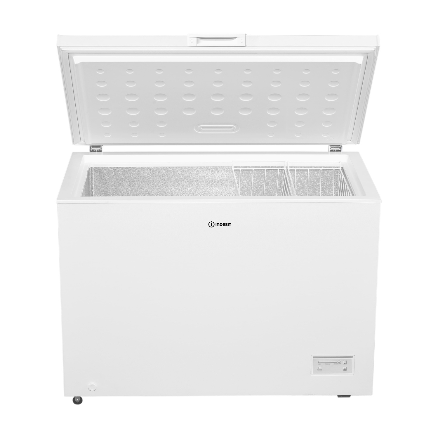 Un congelatore a pozzetto Indesit bianco con il coperchio aperto. L'interno è visibile con un cestello in filo. Pannello di controllo in basso.