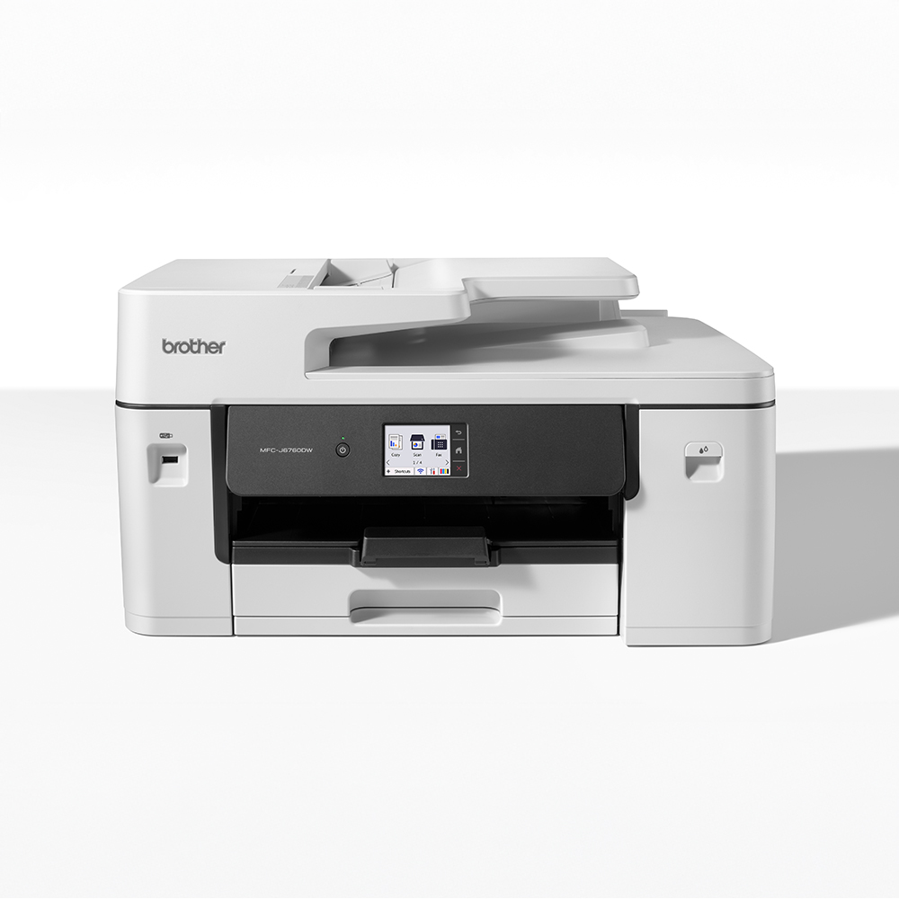 Een witte Brother-printer staat in het midden. Het heeft een zwart bedieningspaneel en een papierlade. Het Brother-logo is zichtbaar.