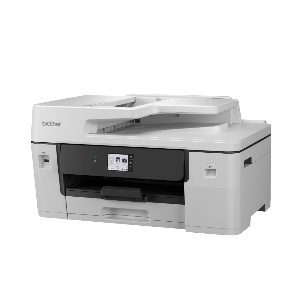Een witte Brother multifunctionele printer. Hij heeft een scherm, een papierlade en een scanner bovenop. De merknaam is zichtbaar.
