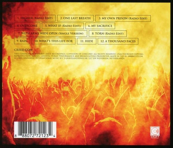 Albumcover mit einer Menge Menschen mit erhobenen Armen in einem feurigen Hintergrund. Songtitel und ein Barcode sind sichtbar.