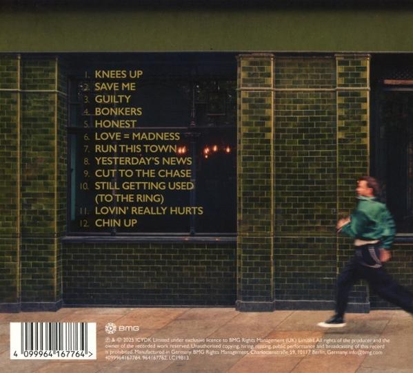 CD-Cover. Ein Mann rennt vor einer Backsteinmauer mit Songtiteln. Der Hintergrund enthält Text und einen Barcode.