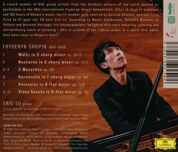 Pianist Eric Lu blickt nach oben und spielt Klavier. CD-Cover mit Text über Chopin und den Wettbewerb.