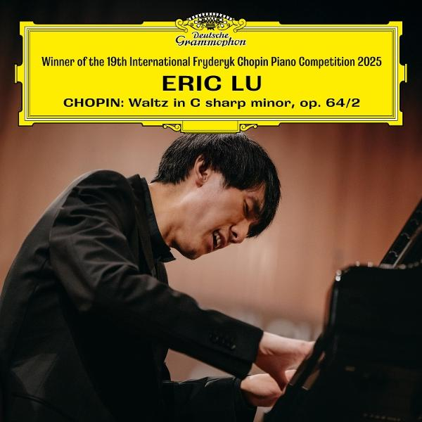 Eric Lu spielt Klavier, über ihm ein Banner für den Wettbewerb. Schwarzer Anzug, konzentrierter Ausdruck. Klaviertasten und Deutsche Grammophon Logo.