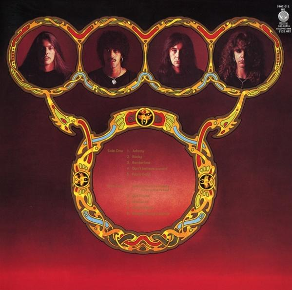 Albumcover mit vier Bandmitgliedern in verzierten Rahmen. Roter Hintergrund mit Titelliste.