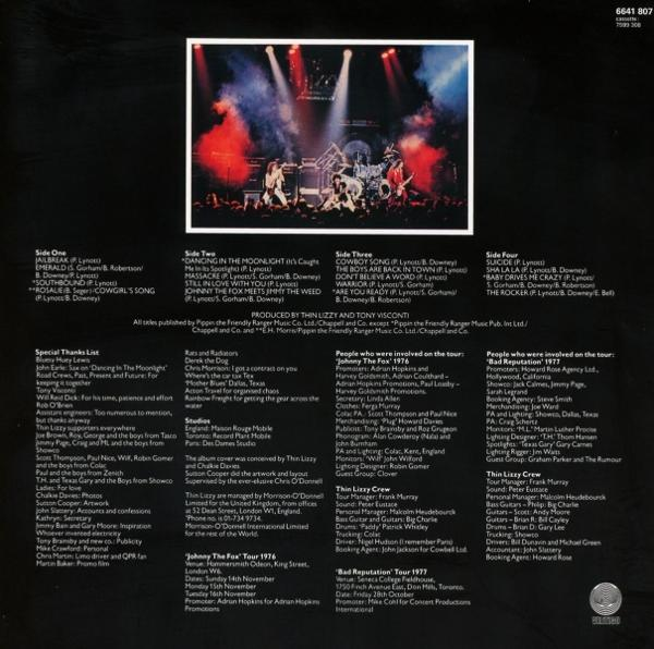 Albumcover: Thin Lizzy-Band auf der Bühne, Bandname und Songtitel. Rote und weiße Lichter.