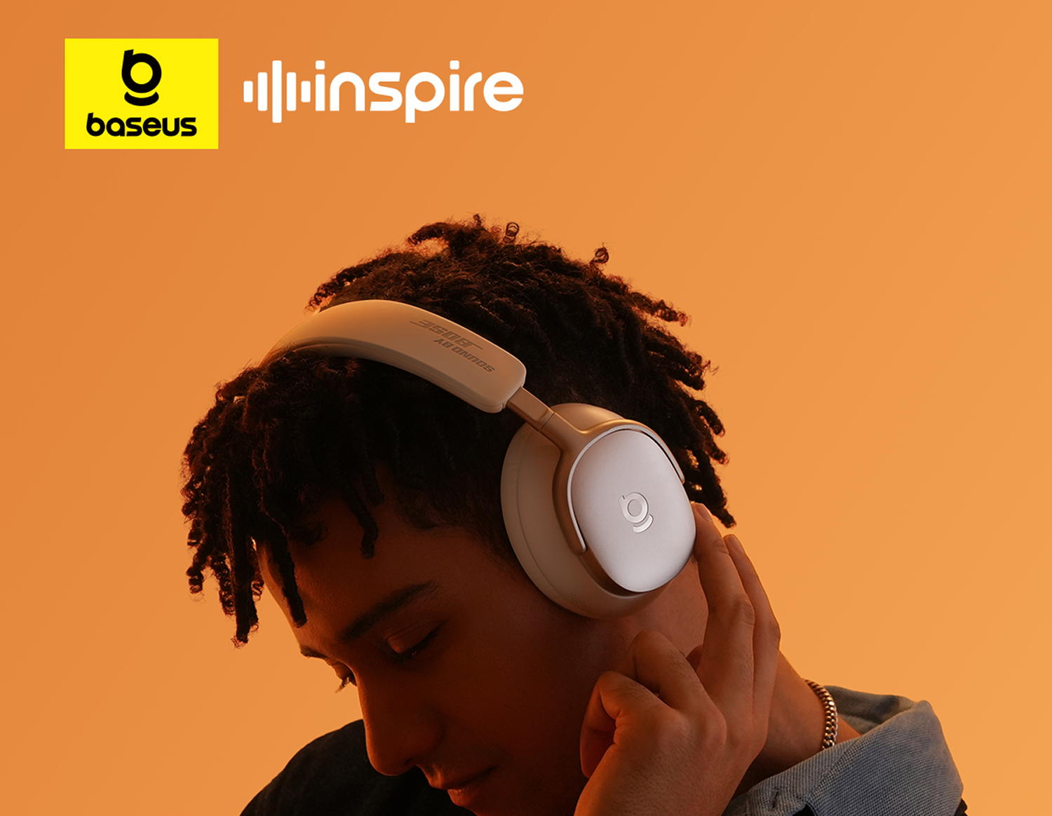 Una persona usando auriculares blancos. El fondo es naranja. El logo de Baseus está en la esquina superior izquierda.