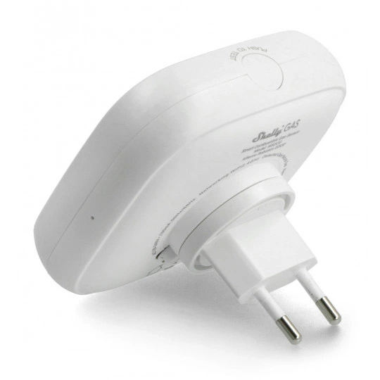 Biały detektor gazu Shelly GAS, podłączony. Ma przycisk i europejską wtyczkę. Urządzenie jest pochylone w lewo.