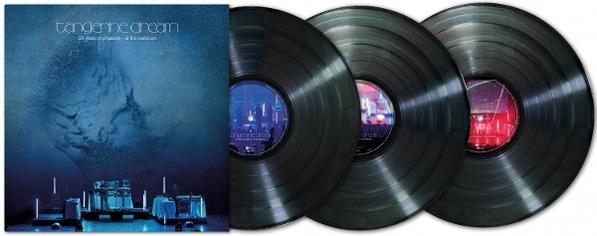 Albumcover und drei Schallplatten. Das Cover ist blau, die Platten schwarz. Die Etiketten zeigen Stadtlandschaften.