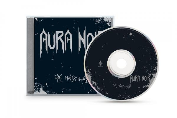 CD-Hülle und -Scheibe. Dunkelblauer Umschlag mit weißem Text 'Aura Noir'. Schwarze Scheibe mit weißem Text und Stern.