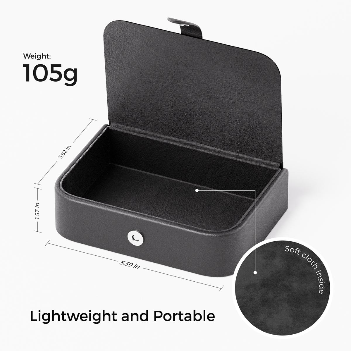 Offene schwarze Box mit Maßangaben. Der Deckel ist geöffnet und zeigt ein weiches Stoffinnere. Text: 'Leicht und tragbar'.
