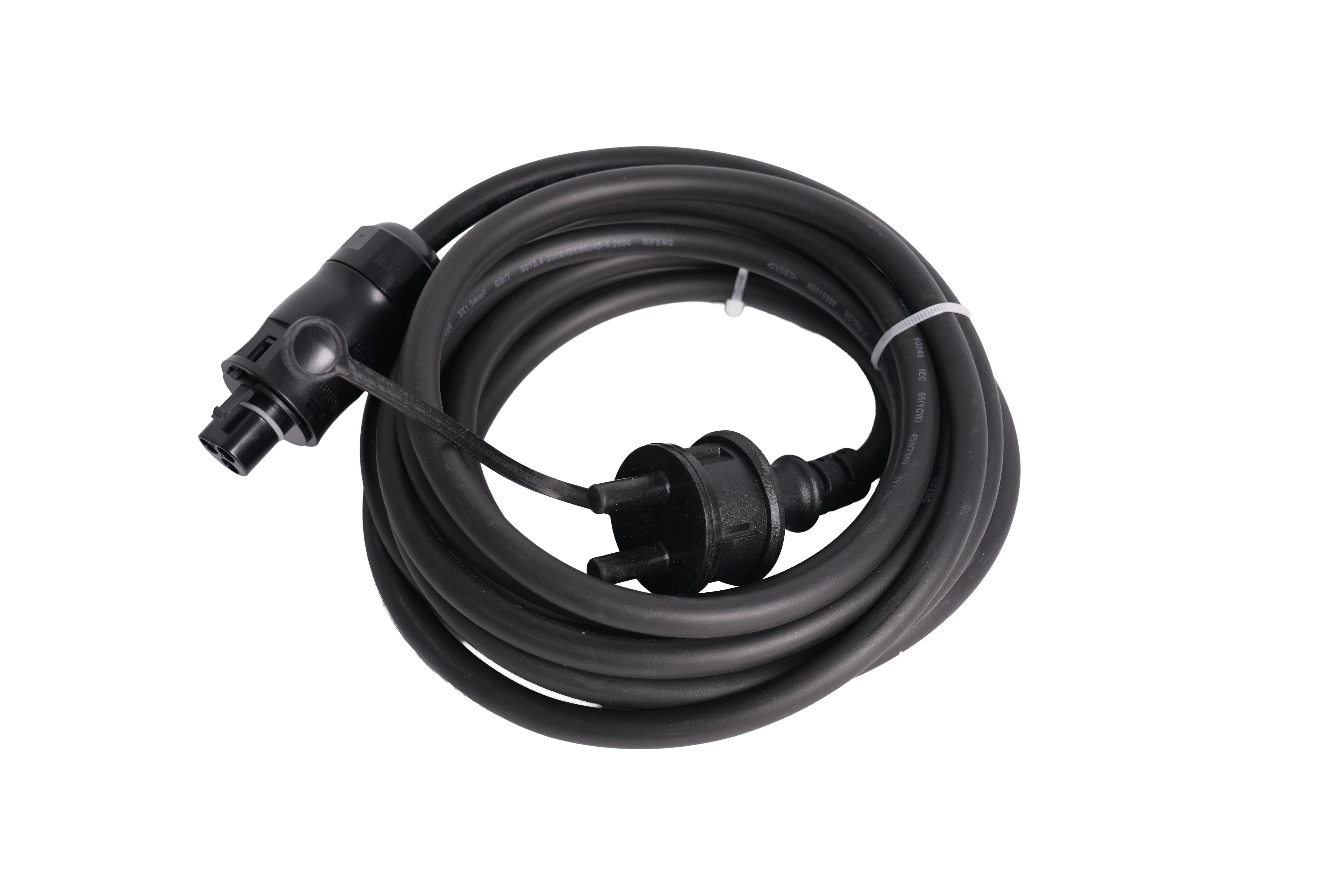 Ein schwarzes Verlängerungskabel mit Stecker und Buchse, auf weißem Hintergrund gerollt.