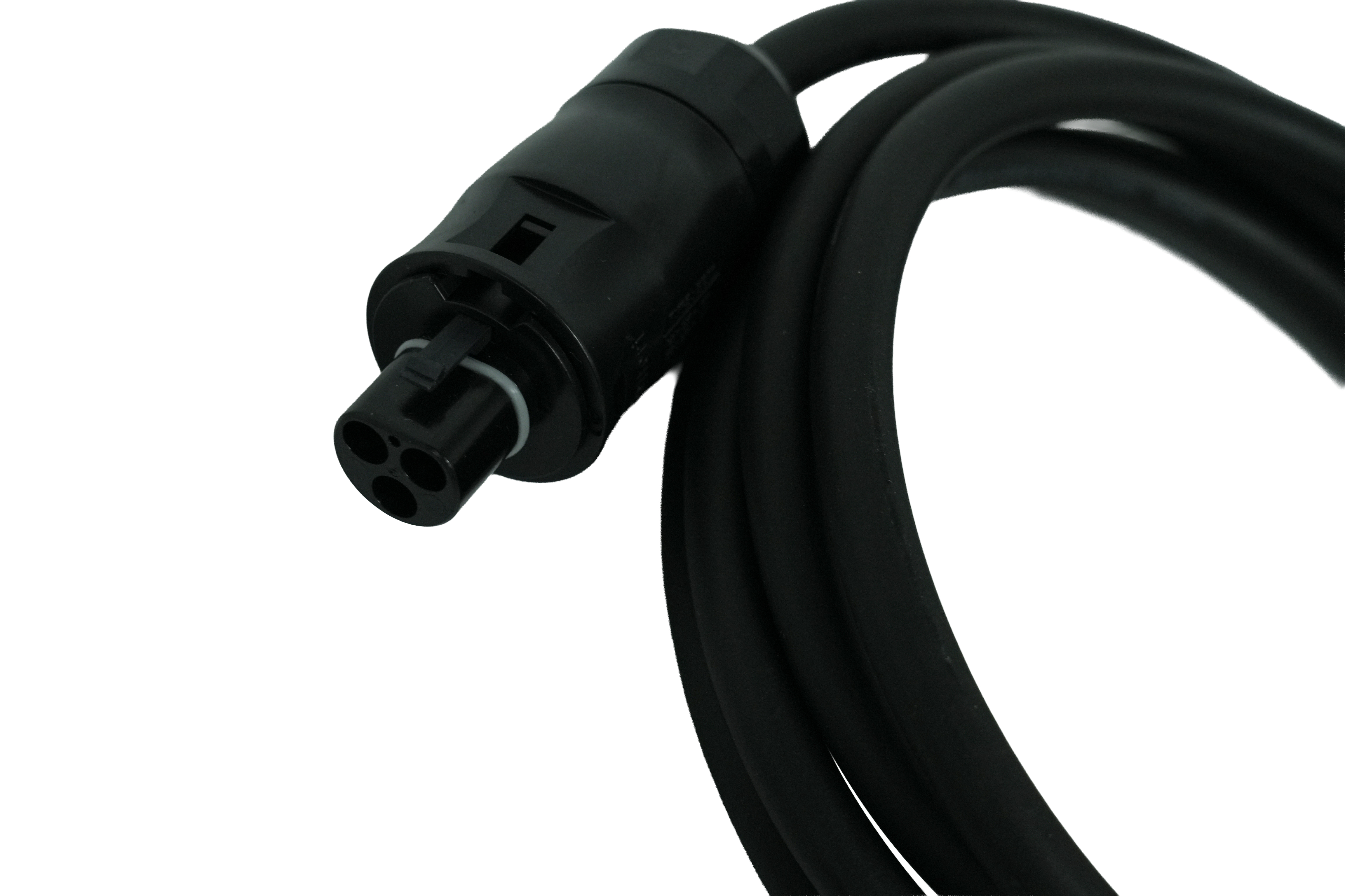 Schwarzer Stromkabelstecker mit gebogenem Kabel auf weißem Hintergrund.