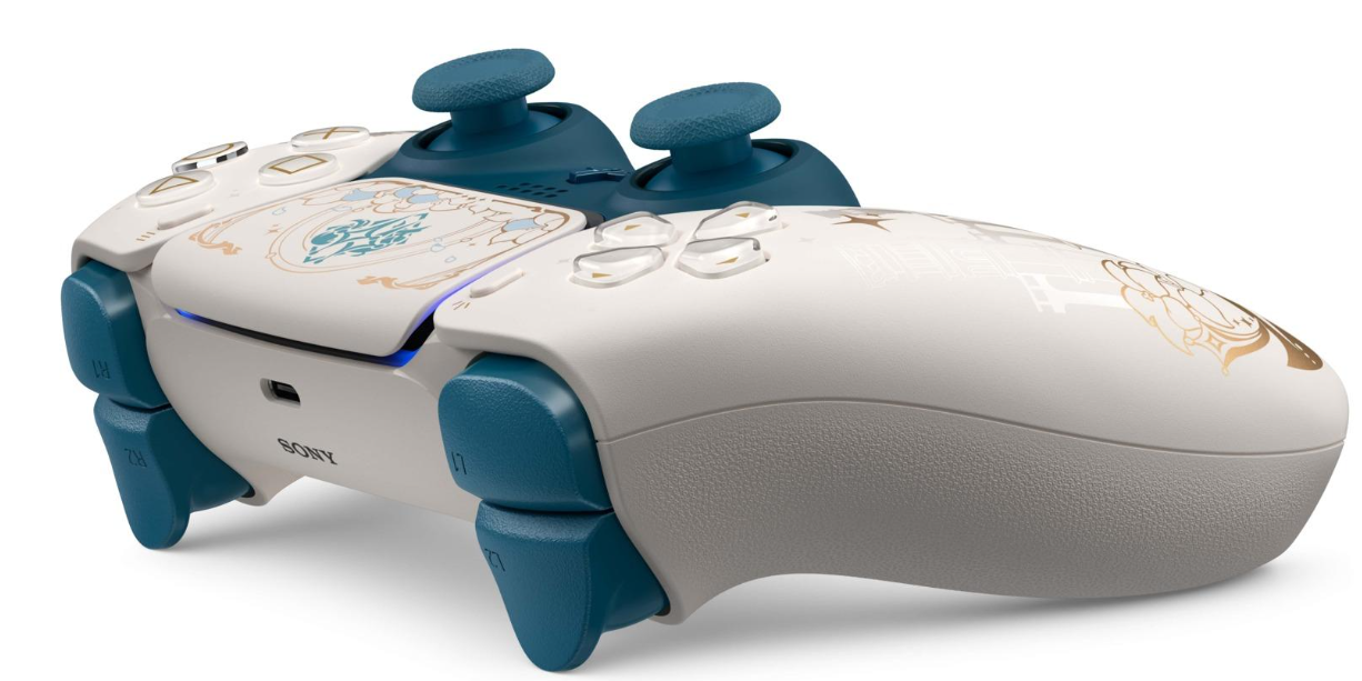 Ein weiß-blauer PlayStation 5-Controller mit goldenen Akzenten. Mit Tasten, Joysticks und einem USB-Anschluss.
