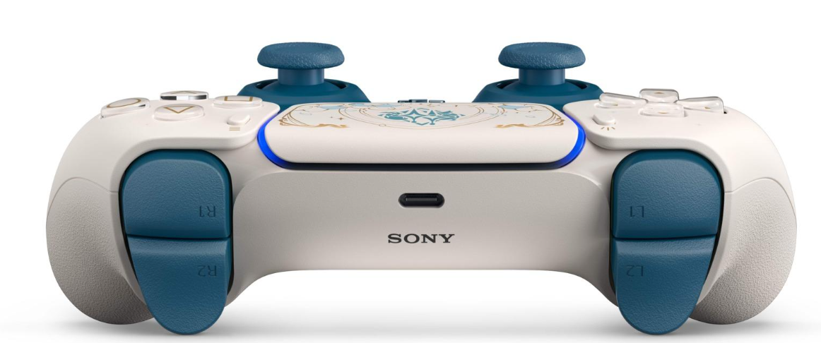 Ein weiß-blauer PlayStation 5-Controller. Er hat blaue Daumensticks, Tasten und Akzente. Das Sony-Logo ist sichtbar.